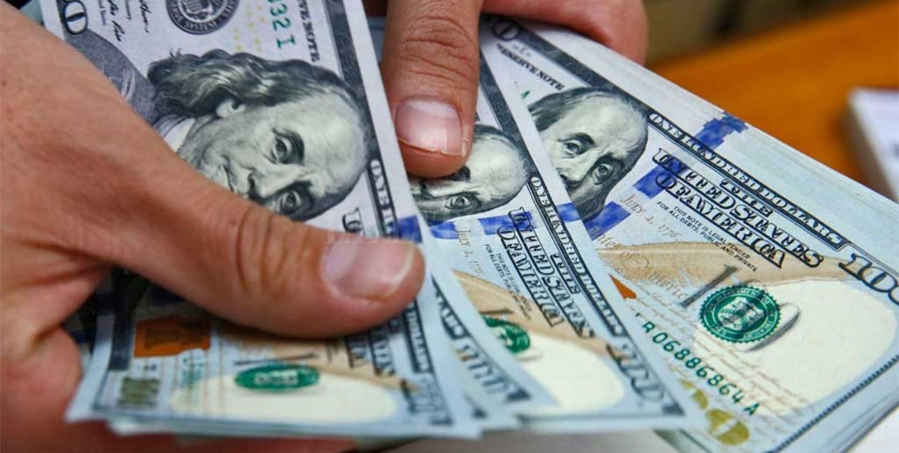 El dólar comenzó la semana con un salto de 42 centavos