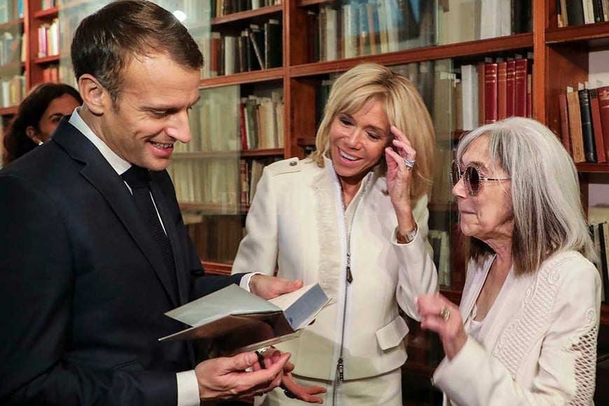 ELLITORAL_231265 |  NA. Luego de la desinteligencia que marcó su arribo a Ezeiza el miércoles a la noche, el presidente de Francia, Emmanuel Macron, desarrolló una agenda muy porteña, junto a su esposa Brigitte. Parrilla, compra de libros, caminata por Plaza de Mayo, muchas selfies y encuentro con María Kodama en la Fundación Borges.