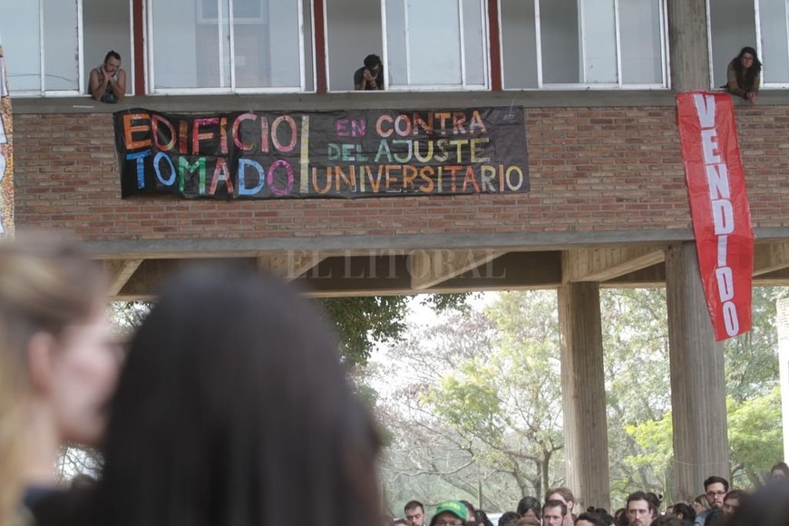 ELLITORAL_221071 |  Pablo Aguirre La Fhuc, la Fadu y el Instituto Superior de Música, se encuentran tomados por los estudiantes