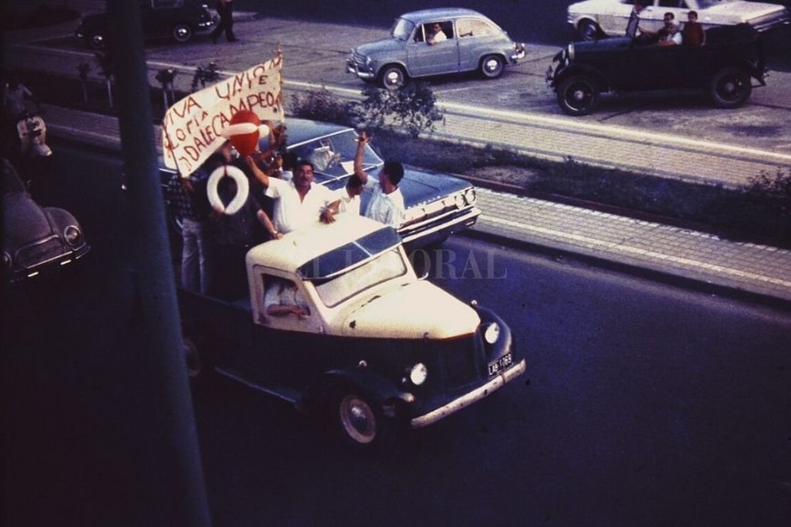 ELLITORAL_296016 |  Gentileza Familia Amicone En rojo y blanco...  ¿Quiénes eran, por ese entonces, los jugadores  locales , por llamarlos de alguna manera: el capitán Hugo Francisco Figueroa, Victorio Nicolás Cocco, Ángel Enrique Cabrol, Jorge Alberto  Nene  Gómez y Orlando  Fantasma  Ruiz, además de los pibes surgidos de la cantera rojiblanca. Otro que venía de antes era el paraguayo Juan de Rosas Cabañas.