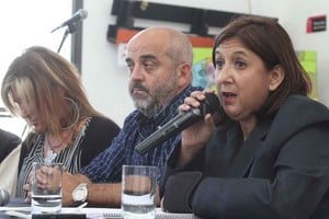 ELLITORAL_222335 |  Mauricio Garín La intendente Qüesta encabezó la conferencia, flanqueada por el diputado Fabián  Palo  Oliver y altos funcionarios del municipio.