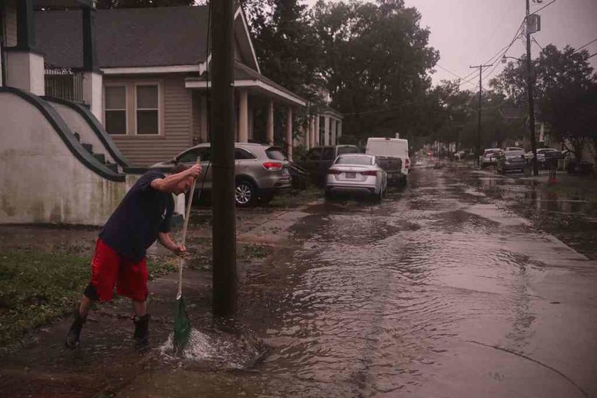 ELLITORAL_334129 |  Imagen ilustrativa ARABI LA - OCTOBER 28: A Resident clears storm drains after the eye of Hurricane Zeta passes over on October 28, 2020 in Arabi, Louisiana. A record seven hurrIcanes have hit the Gulf Coast in 2020, bringing prolonged destruction to the area.   Sandy Huffaker/Getty Images/AFP
== FOR NEWSPAPERS, INTERNET, TELCOS & TELEVISION USE ONLY ==