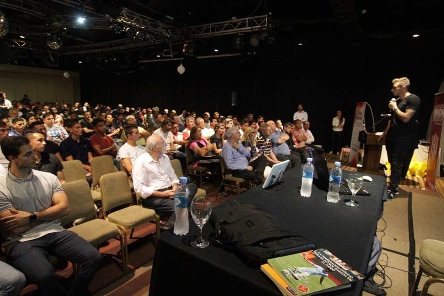 ELLITORAL_231137 |  Pablo Aguirre El momento de la disertación de Jonathan Bottinelli, seguida atentamente por los cientos de asistentes.