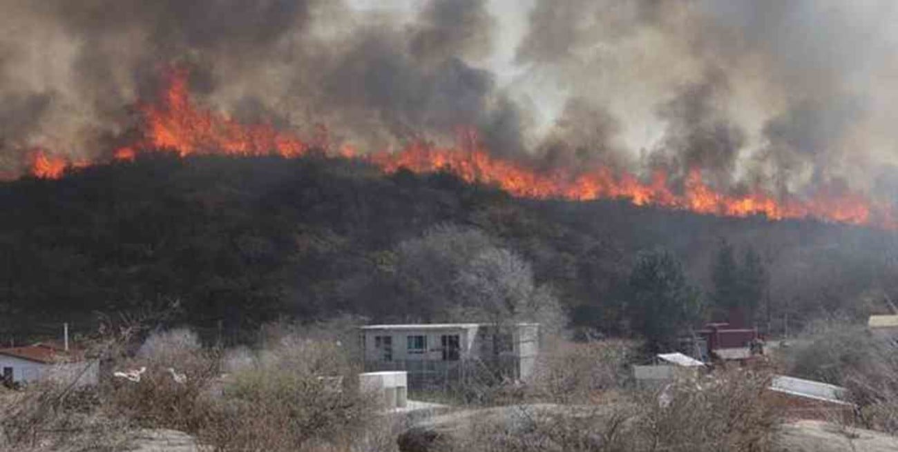 Alerta en Villa Carlos Paz por un incendio forestal: hay 26 evacuados y 3 bomberos heridos