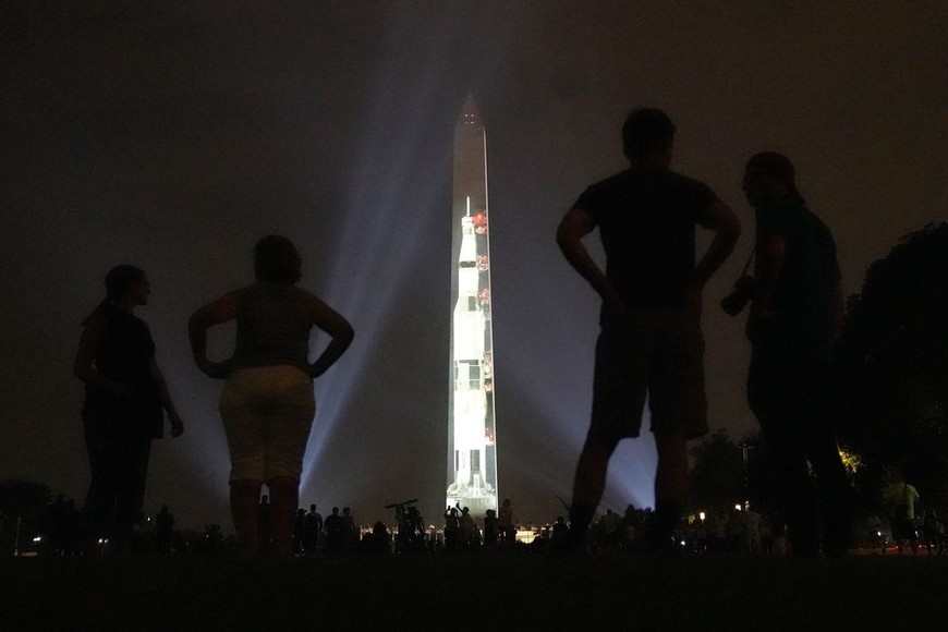 ELLITORAL_254646 |  Xinhua (190717) -- WASHINGTON, 17 julio, 2019 (Xinhua) -- Imagen del 16 de julio de 2019 de un cohete Saturn V, que fue usado durante la misión de alunizaje del Apollo 11, siendo proyectada sobre el Monumento a Washington, en Washington D.C., capital de Estados Unidos. La proyección se llevó a cabo para celebrar el 50 aniversario del alunizaje del Apolo 11. (Xinhua/Liu Jie) (jg) (ah)