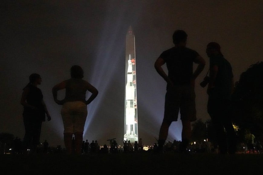 ELLITORAL_254646 |  Xinhua (190717) -- WASHINGTON, 17 julio, 2019 (Xinhua) -- Imagen del 16 de julio de 2019 de un cohete Saturn V, que fue usado durante la misión de alunizaje del Apollo 11, siendo proyectada sobre el Monumento a Washington, en Washington D.C., capital de Estados Unidos. La proyección se llevó a cabo para celebrar el 50 aniversario del alunizaje del Apolo 11. (Xinhua/Liu Jie) (jg) (ah)