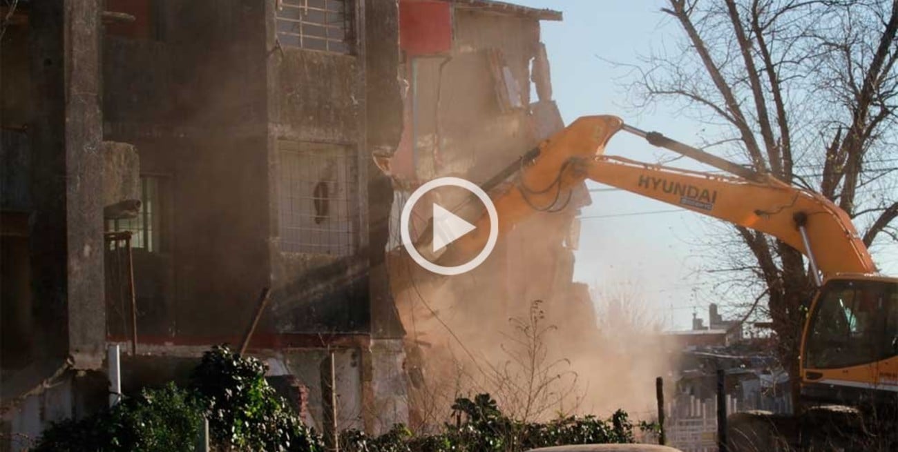 Nueva demolición en Barrio Acería: el monoblock N° 20 ya es escombro