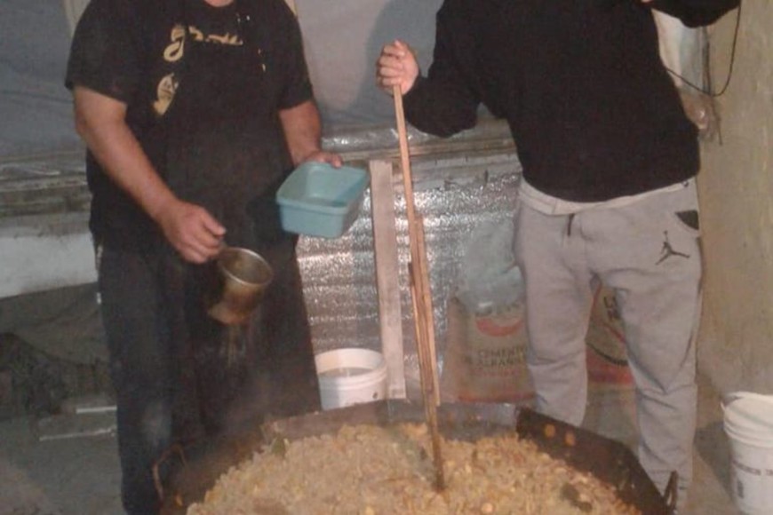 ELLITORAL_301617 |  Gentileza Con los cinco mil pesos que María donó al merendero Amor Solidario, se compró una paellera gigante y un mechero para cocinar 200 porciones de viandas.