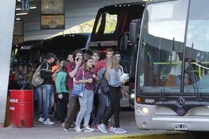 ELLITORAL_245784 |  Pablo Aguirre. Cansados. En su mayoría jóvenes estudiantes, los viajeros pasaron la tarde en la Terminal.