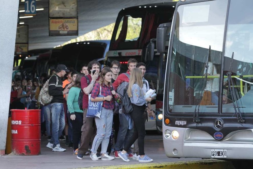 ELLITORAL_245784 |  Pablo Aguirre. Cansados. En su mayoría jóvenes estudiantes, los viajeros pasaron la tarde en la Terminal.