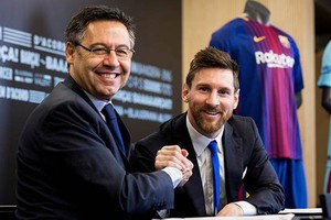 Archivo Lio con el presidente del Barcelona Bartomeu.