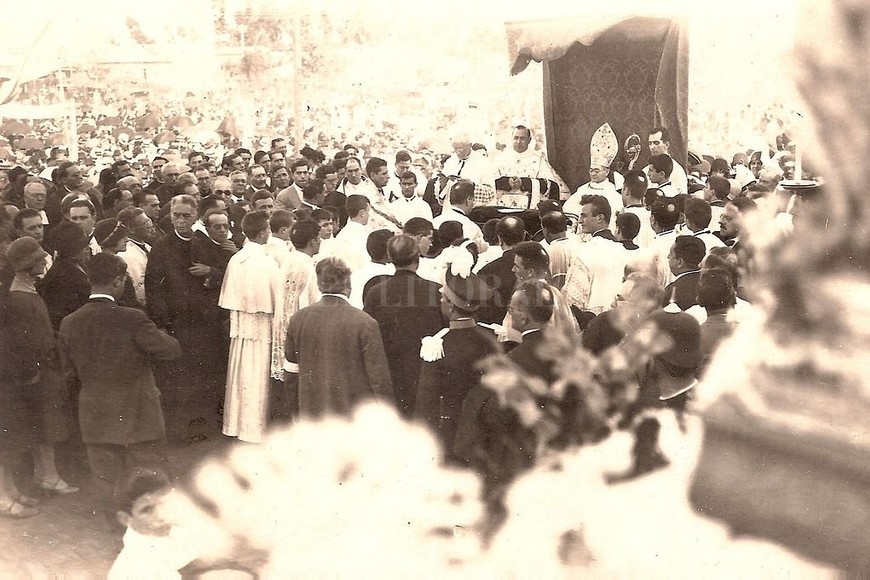 ELLITORAL_271333 |  Archivo El Litoral El coronamiento de la imagen de la Virgen de Guadalupe ocurrió el 22 de abril de 1928. Vinieron obispos de todo el país, y una multitud de feligreses acompañó la ceremonia.