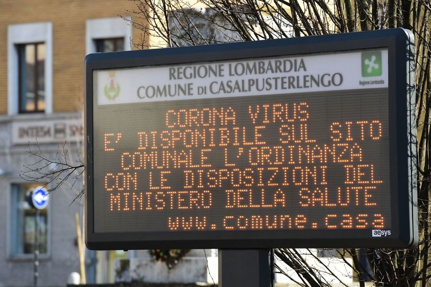 ELLITORAL_286929 |  MIGUEL MEDINA Télam 22/02/2020 Codongo, Italia: Dos víctimas mortales se registraron en la localidad de Vo' Euganeo y Casalpusterlengo por coronavirus. Las calles se encuentran desiertas, se recomendó a las personas no salir de sus casa y se ordenó el cierre de colegios y comercios como cese de competencias deportivas y actos públicos. Foto: Miguel Medina/AFP