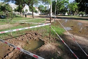 ELLITORAL_277265 |  Pablo Aguirre Abandono. El gran charco es un símbolo de un espacio verde postergado.