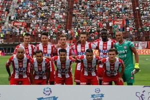 ELLITORAL_239039 |  El Litoral El equipo que arrancó en Parque Patricios. De pie: Lotti, Martínez, Bruno Pittón, Bottinelli, Gómez Andrade y Nereo. Agachados: Zabala, Fragapane, Acevedo, Cuadra y Mauro Pittón.