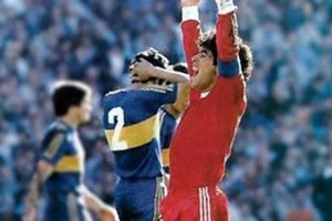 ELLITORAL_336721 |  Archivo Diego festeja una de sus primeras obras estelares en el fútbol de Primera División.