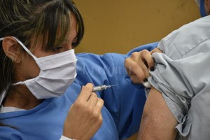 ELLITORAL_301986 |  Flavio Raina Resguardo. El objetivo es prevenir la gripe para no saturar la atención en los centros de salud, en la pandemia de covid-19.