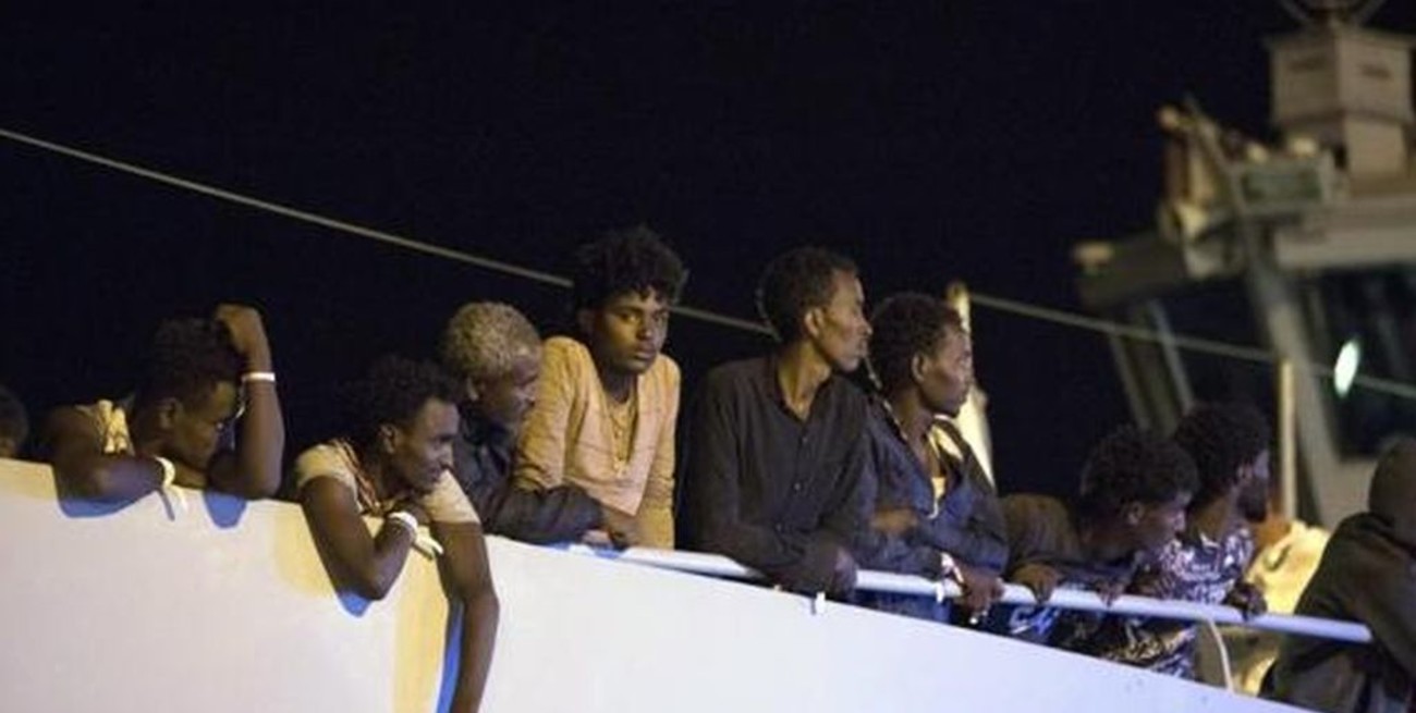 Italia permite a un barco con migrantes atracar en Sicilia 