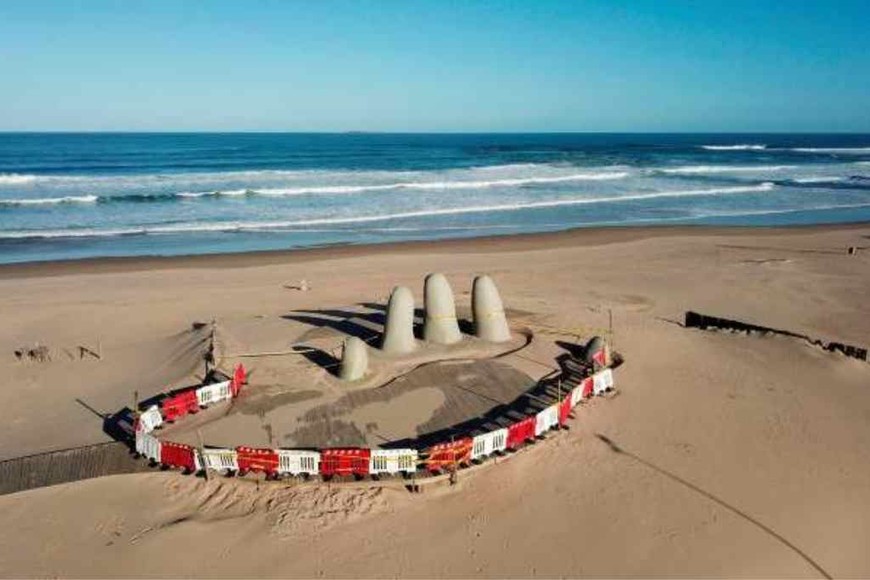 ELLITORAL_320315 |  Gentileza El monumento Los dedos, clausurado para evitar que la gente siga asistiendo a sacarse fotos en plena pandemia.