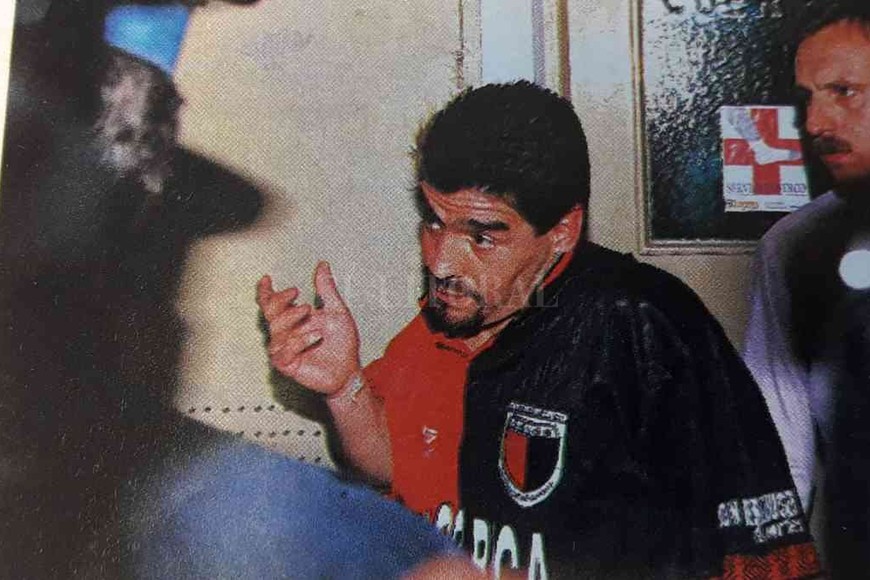 ELLITORAL_330244 |  Gentileza El Gráfico El momento de mayor efervescencia dentro del partido, Maradona y Toresani en plena discusión y Lamolina observando.