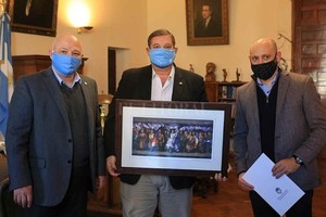 Cámara de Diputados Gustavo Puccini, secretario Parlamentario de la Cámara de Diputados entregó al rector de la UNL, Enrique Mammarella, un reconocimiento por haberle facilitado el uso del Paraninfo para las sesiones del cuerpo durante los primeros meses de la pandemia.