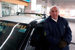 ELLITORAL_254905 |  Danilo Chiapello Además de manejar un taxi, Juan Carlos, que tiene 76 años, corre maratones.  Son mis dos pasiones. Y no las voy a dejar , dijo.