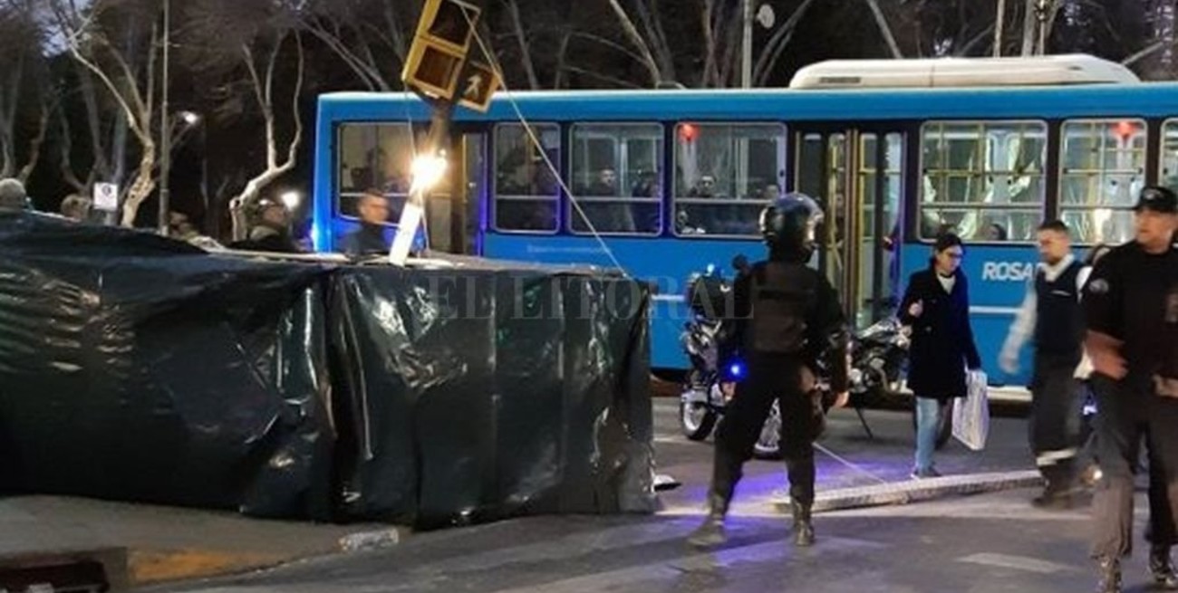 Dos heridos en Rosario tras caer un andamio en la vía pública