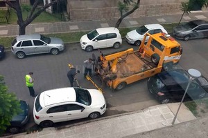 ELLITORAL_235679 |  Gentileza La grúa se lleva el auto que tapaba uno de los accesos al Cemafe.