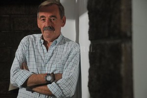 Flavio Raina Expectante.  Ansío con toda mi alma un mundo más justo y humano. Por lo pronto, pienso que el teatro nos ha ayudado a mantener despierta esa utopía , manifestó el docente y crítico teatral Roberto Schneider.