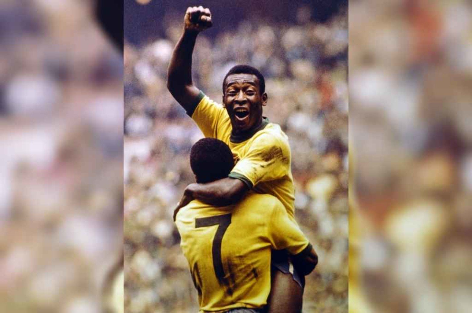 En la cúspide. Pelé festeja un gol alzado por Jairzinho. Fue en 1970, en México, cuando el scratch brasileño se coronaba campeón mundial por tercera vez.