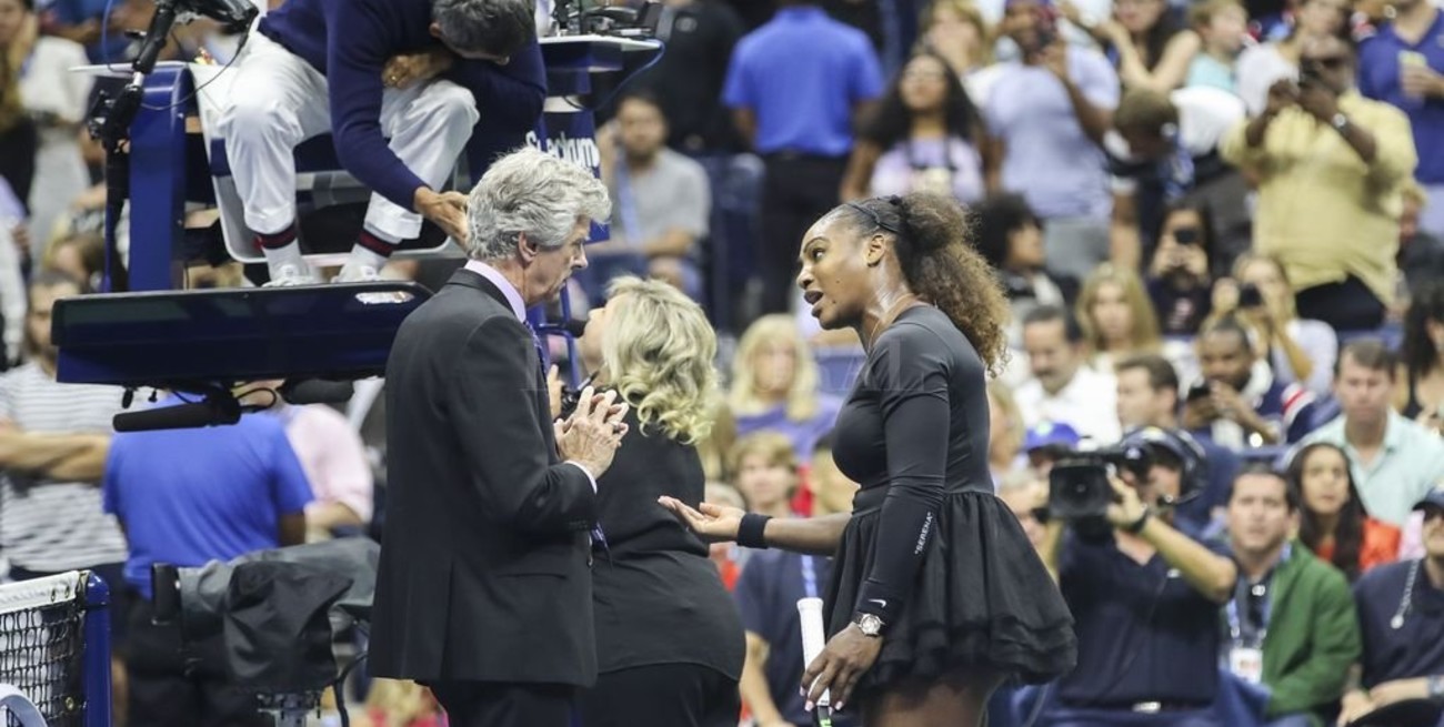 Multaron a Serena Williams con 17.000 dólares por su comportamiento en final 