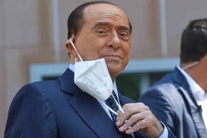 ELLITORAL_327831 |  Imagen ilustrativa Milan (Italy), 14/09/2020.- Former Italian Prime Minister Silvio Berlusconi looks on as he leaves San Raffaele hospital in Milan, Italy, 14 September 2020. Berlusconi said suffering from COVID-19 was 'the most dangerous ordeal of my life'. He was hospitalized on 04 September with COVID-related bilateral pneumonia. (Italia) EFE/EPA/ANDREA FASANI