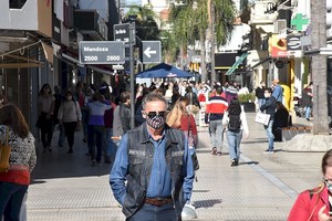 ELLITORAL_302826 |  Guillermo Di Salvatore Mucha gente circulando en la Peatonal San Martín, apenas pasado el mediodía. Otra postal que deja la  fase 4  de la cuarentena en la ciudad.