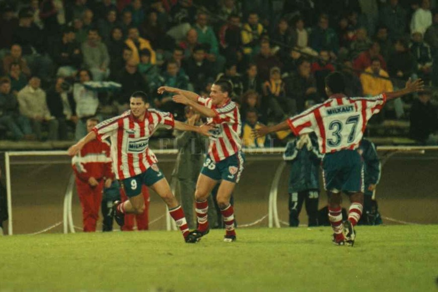 ELLITORAL_225076 |  Archivo El Litoral Gigena, Valli y  Cari Cari  Noriega, en el último festejo tatengue en la cancha de Rosario Central. Fue en mayo de 1999. Al equipo lo dirigía Juan José López.