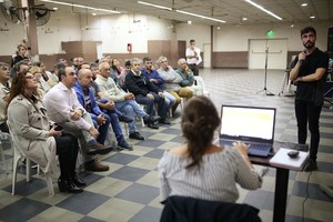 Prensa Municipalidad El anuncio de las autoridades municipales ante empresarios y comerciantes locales tuvo lugar este martes en la sede de la Asociación Amigos del Barrio Sargento Cabral.