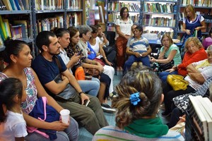 Archivo El Litoral Hacinados. El salón donde funciona hoy la biblioteca tiene 5 por 3 metros, no tiene baño y hay libros guardados en cajas por falta de espacio.