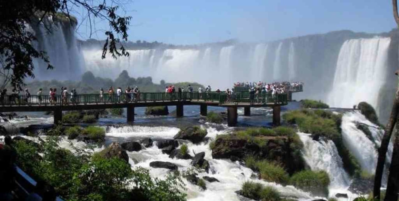 Alrededor de dos mil turistas ya visitaron las Cataratas del Iguazú 
