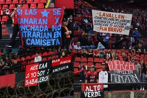 Manuel Fabatía-Pablo Aguirre Postales del orgullo del hincha Pese a haber perdido en La Nueva Olla la final por la Sudamericana, el hincha de Colón vivió ayer su propia fiesta en el barrio Centenario.