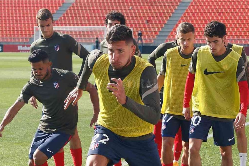 ELLITORAL_332120 |  Gentileza Atlético de Madrid Ya es  Colchonero . Los momentos previos al debut, con Mariano Gómez en Majadahonda, donde hizo de local el Aleti  B  y ganó su primer partido de la temporada.
