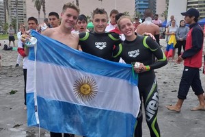 ELLITORAL_242918 |  Gentileza Lic. Hugo Peralta Candela Giordanino muestra orgullosa la bandera de Argentina junto a sus compañeros de equipo Valentín Rodríguez y Maximo Concetti.