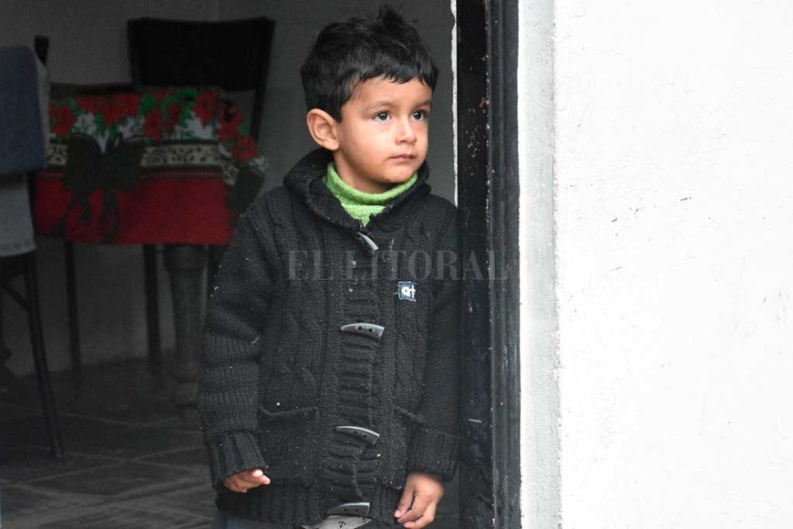 ELLITORAL_314843 |  Flavio Raina PARA LOS CHICOS, PARA TODOS. El hambre no distingue edades. Por eso, la olla popular que cocinan los martes y jueves es para todo aquel que lo necesite. Claro que muchas veces no alcanza para todos.