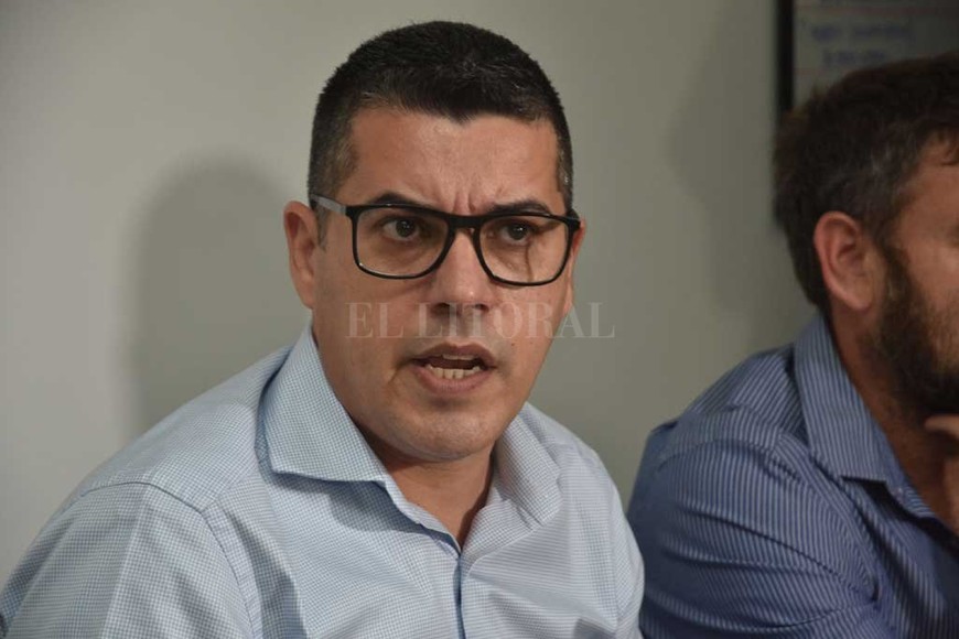 ELLITORAL_255259 |  Flavio Raina Fernando Peverengo hará este martes a la mañana la reunión de cancha con la dirigencia de Colón para preguntar si quieren visitantes el sábado.