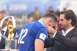 ELLITORAL_304839 |  Archivo Agustín Pichot,  entregando la medalla al francés Julien Delbouis, tras la consagración de los Baby Coqs en el World Rugby U20 Championship 2019, desarrollado en Santa Fe y Rosario.