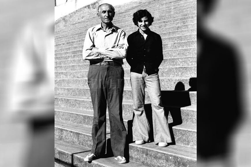 ELLITORAL_333156 |  El Litoral La foto es de 1974, cuando Carlitos Mendoza era un pibito que ya deslumbraba con su juego, en compañía de un maestro: Neato Grasso. La foto es en la tribuna redonda de Unión.