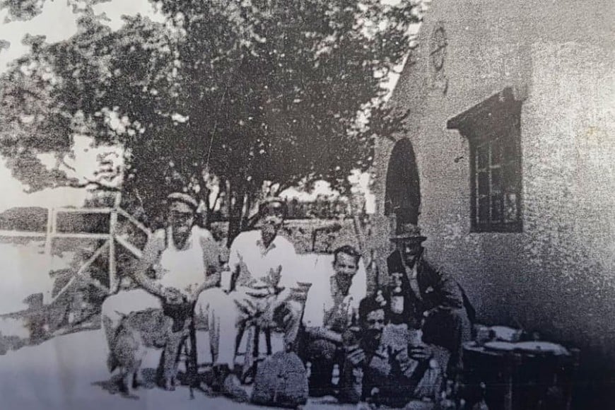 ELLITORAL_216798 |  Voces del Salado Fundadores. La antigua imagen muestra a Agustín Sarla, Marcelo Rosas, Julio  Pichuco  Chemes, Bebé Rosas y Coco Rodríguez en los primeros años de actividad del club.