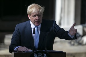 ELLITORAL_256594 |  Xinhua (190724) -- LONDRES, 24 julio, 2019 (Xinhua) -- El recién elegido líder del Partido Conservador y primer ministro de Reino Unido, Boris Johnson, habla en el número 10 de la calle Downing, en Londres, Reino Unido. El recién elegido líder del Partido Conservador británico, Boris Johnson, asumió el miércoles el cargo de primer ministro de Reino Unido en medio de las crecientes incertidumbres sobre el "brexit". El relevo ocurre luego de que Theresa May renunció formalmente como primera ministra del país y Johnson fue invitado por la reina británica Isabel para formar el gobierno. (Xinhua/Han Yan) (jg) (ah)