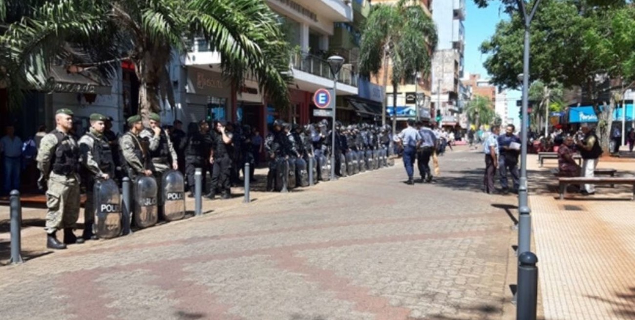 Enfrentamiento entre tareferos y policías en pleno centro posadeño