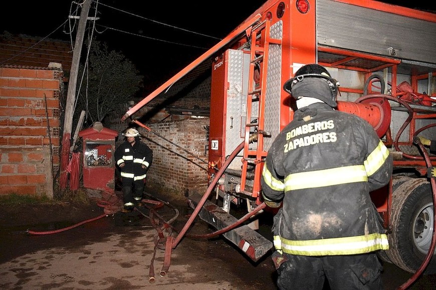 ELLITORAL_315510 |  Manuel Fabatía Durante largo rato personal de Bomberos y agentes policiales trabajaron en el lugar hasta sofocar la acción de las llamas.