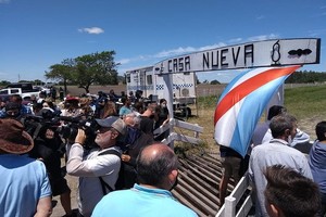 Mauricio Garín El ingreso al predio de  Casa Nueva  cercano a Santa Elena (Entre Ríos), propiedad de la familia Etchevehere. La orden de desalojo fue noticia nacional este jueves. Tuvo su condimento local.