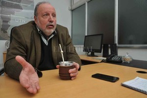 ELLITORAL_313171 |  Luis Cetraro Rudy Grether estima que si se vuelve a las aulas de la  vieja normalidad , probablemente  las clases teóricas seguirán en modo virtual. Y quizás la parte práctica de laboratorio sea en algunos casos presencial, con grupos reducidos de alumnos .